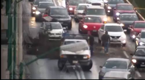 Video: Fuertes vientos derriban árbol sobre Las Torres en San Mateo Atenco